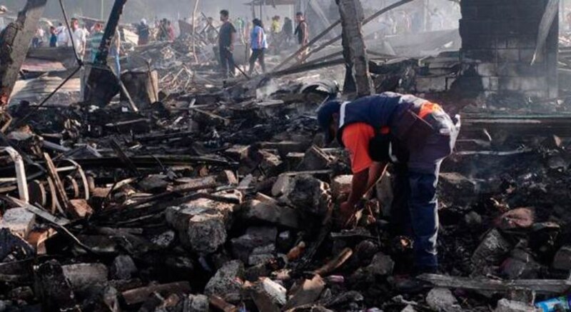 Bombero busca entre los escombros tras un incendio