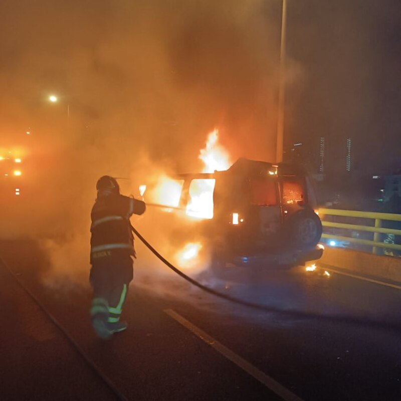 Bombero apaga incendio en una camioneta