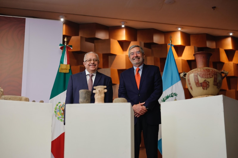 Los titulares de Relaciones Exteriores de México y Guatemala, Juan Ramón de la Fuente y Carlos Ramiro Martínez, firmaron el Acuerdo sobre Cooperación Cultural, Preservación y Acceso al Patrimonio Digital