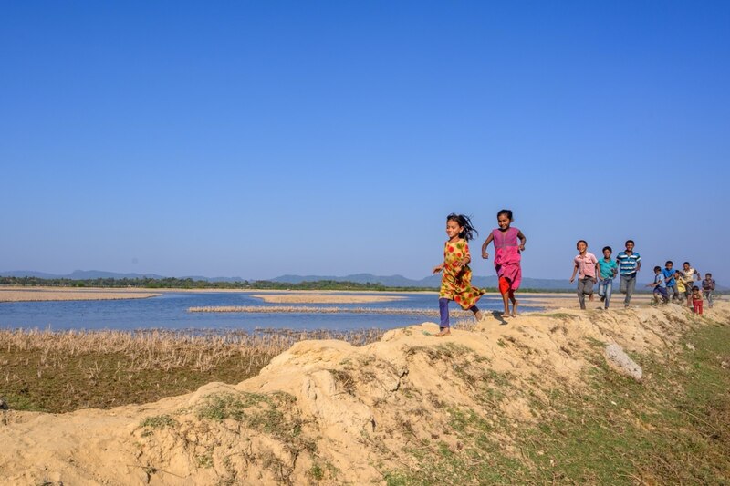 Niños corriendo por un campo