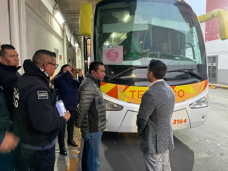 El presidente López Obrador aborda un autobús en una gira por el país
