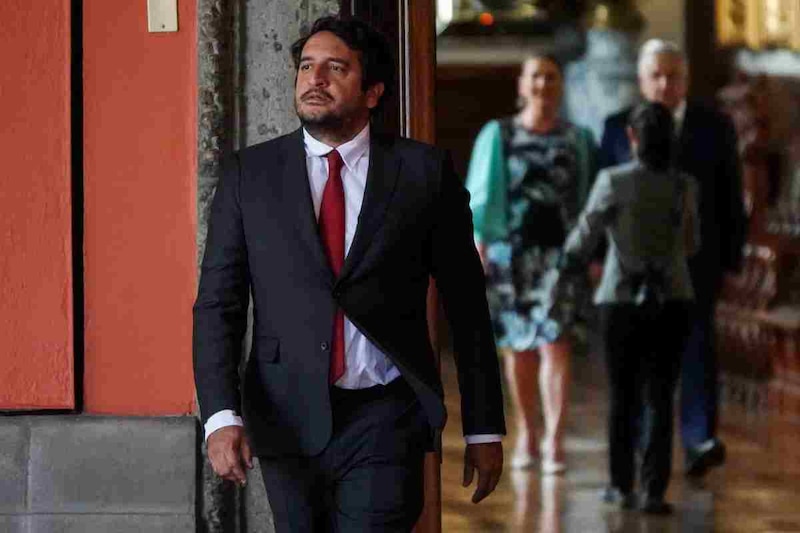 El presidente electo de Chile, Gabriel Boric, saluda a sus partidarios tras su victoria en las elecciones presidenciales
