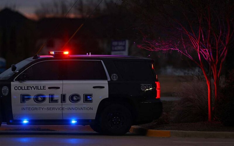 coche de policía en la noche