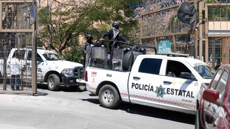 Policías estatales resguardan las instalaciones de la fiscalía