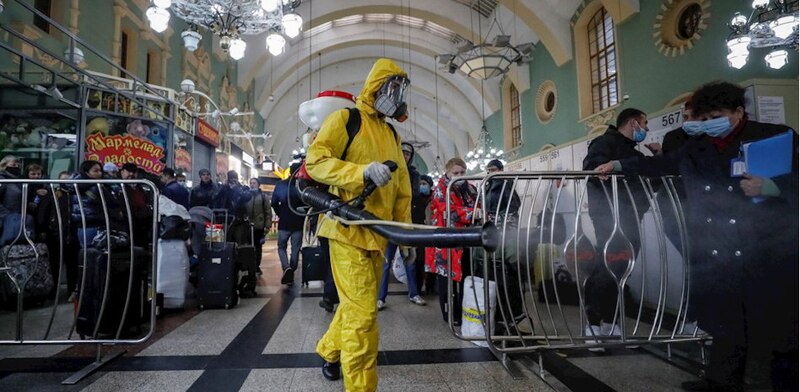 Desinfección de una estación de tren para prevenir la propagación del COVID-19