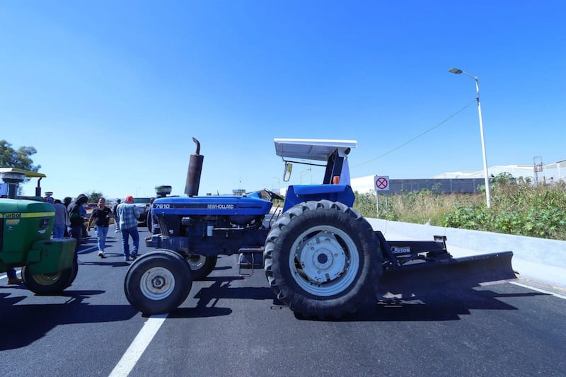 Tractores bloquean carreteras federales, Los bloqueos han sido liberados en algunos puntos, y en otros se mantienen, aquí te damos la actualización de hoy 8 de noviembre.