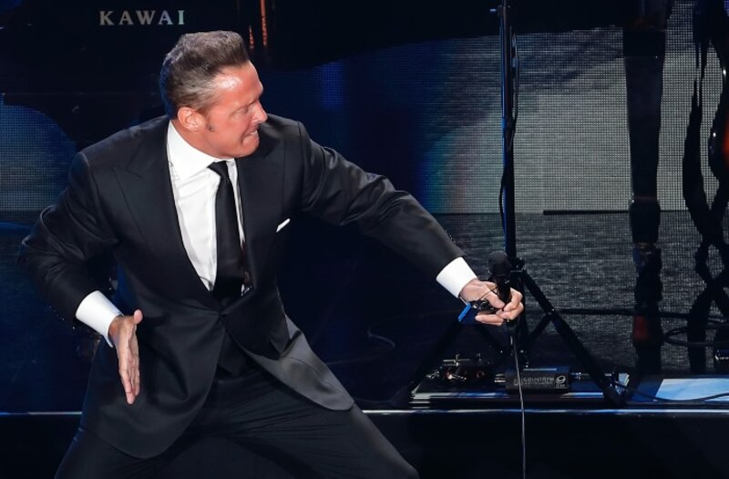 El cantante mexicano Luis Miguel se presenta en concierto.
