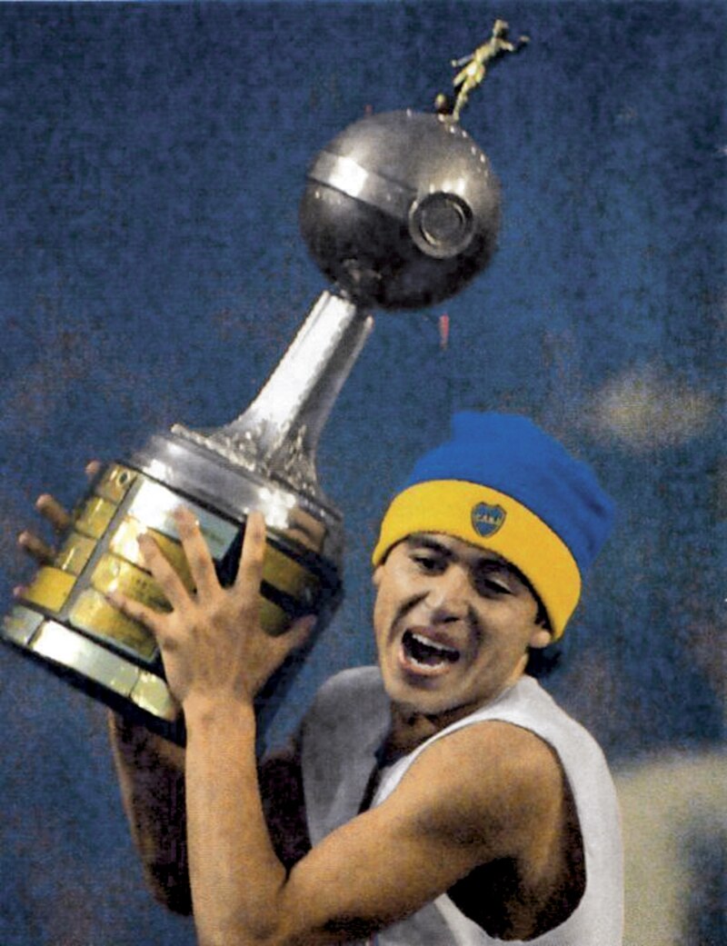 Diego Maradona levantando la copa del mundo
