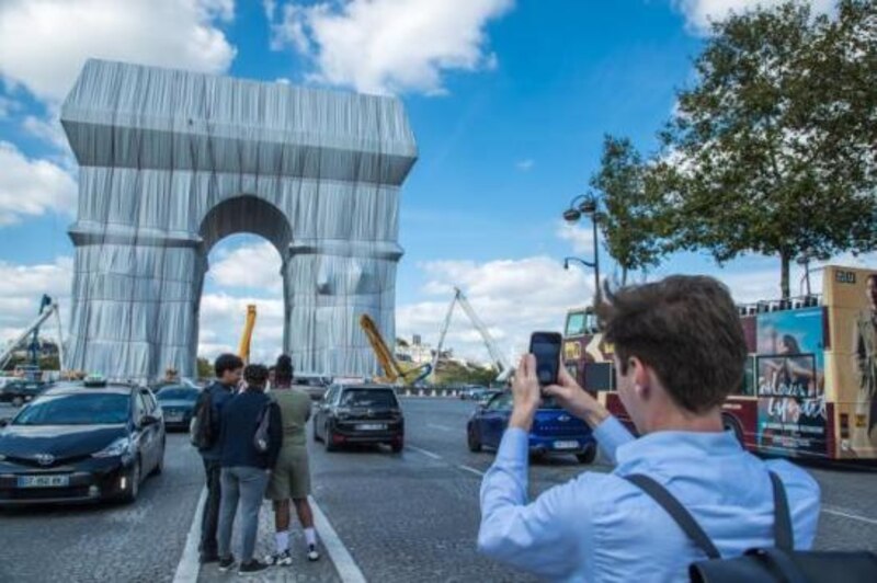 El Arco de Triunfo envuelto por Christo