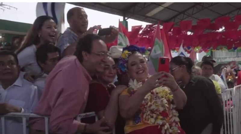 La candidata presidencial Xiomara Castro se toma una selfie con sus seguidores durante un mitin en Tegucigalpa, Honduras.