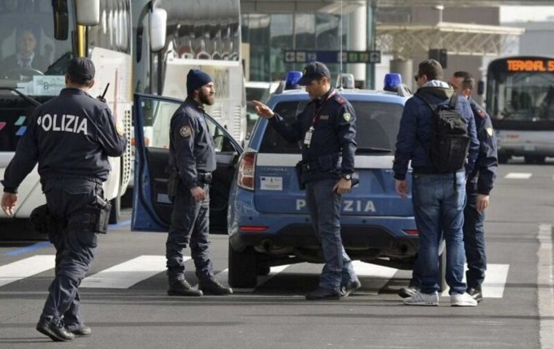 La policía detiene a un hombre en el aeropuerto