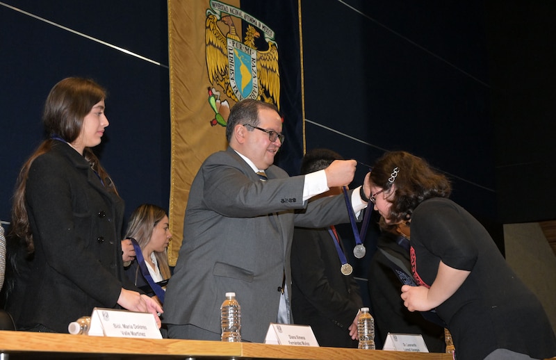 Entrega de medallas a los ganadores de la Olimpiada de Biología