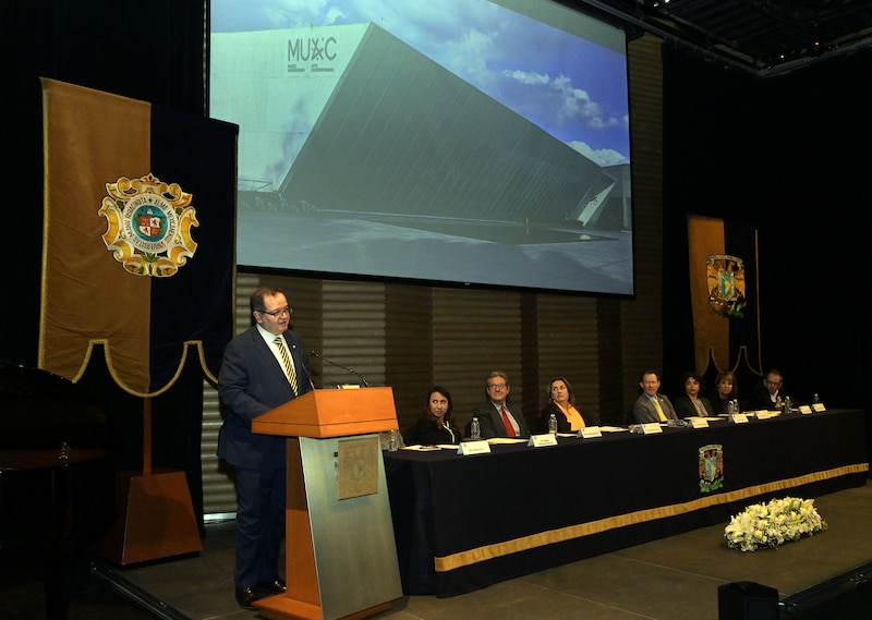 Presentación del libro “Museo Universitario de Arte Contemporáneo. Mira Magali Lara”