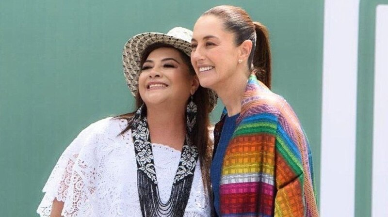 La vicepresidenta de Colombia, Francia Márquez, y la ministra de Minas, Irene Vélez, sonríen durante un evento público.