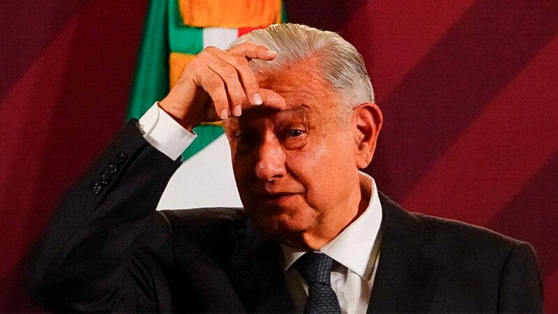 El presidente López Obrador se toca la cabeza