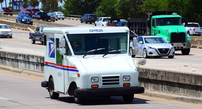 Camión del Servicio Postal de los Estados Unidos en la carretera