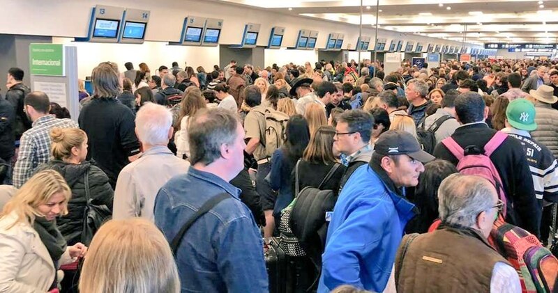 Aeropuerto lleno de gente