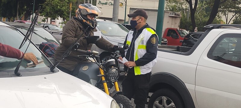 Un motociclista es detenido por un policía de tránsito en la Ciudad de México