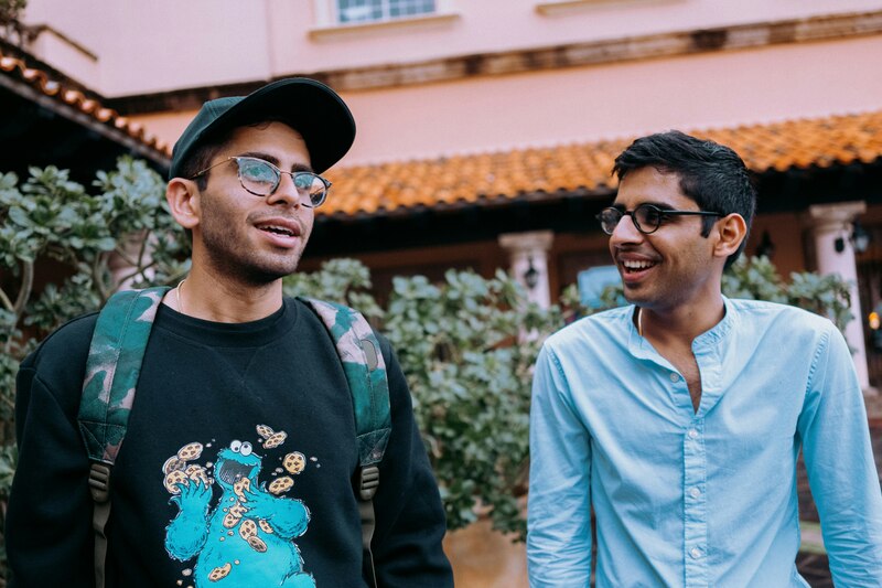 Dos hombres mexicanos sonrientes utilizados para ilustrar la conmemoración del Día Internacional del Hombre 2024. La conmemoración de este día se centra en visibilizar los retos y problemáticas de salud física y mental que enfrentan los hombres en el mundo para mejorar su situación.