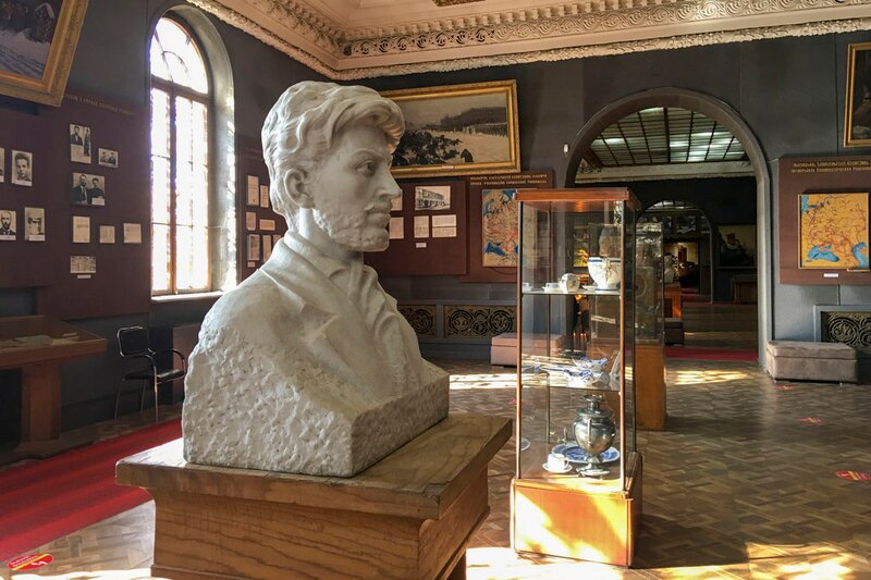 Busto de un hombre con barba y bigote