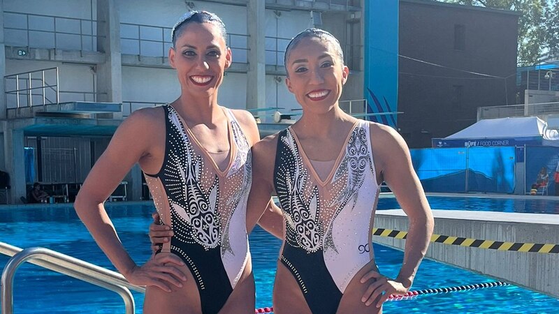 Las nadadoras sincronizadas españolas Ona Carbonell y Paula Ramírez posan para una foto después de ganar la medalla de oro en los Juegos Olímpicos de Tokio 2020.