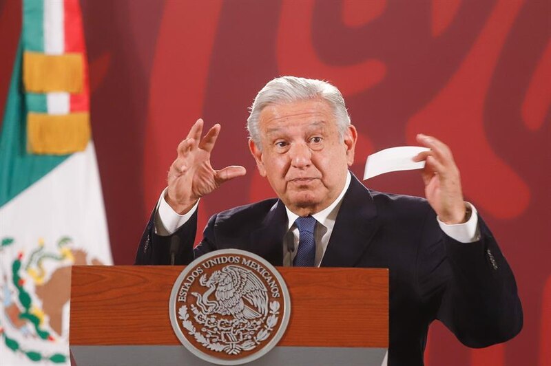 El presidente Andrés Manuel López Obrador da un discurso en la conferencia de prensa matutina.