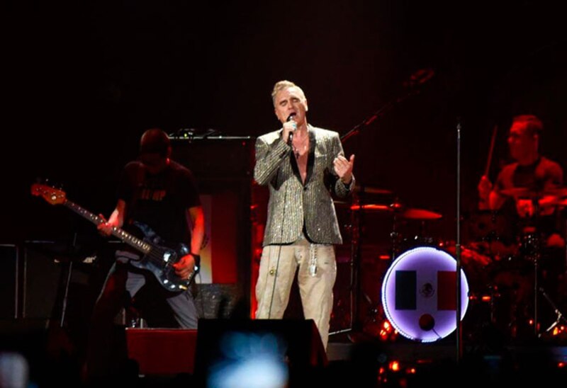 El vocalista de U2, Bono, actúa en el Foro Sol de la Ciudad de México.