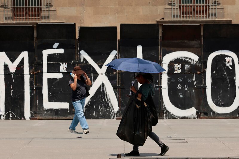 Mujeres caminan por una calle en México