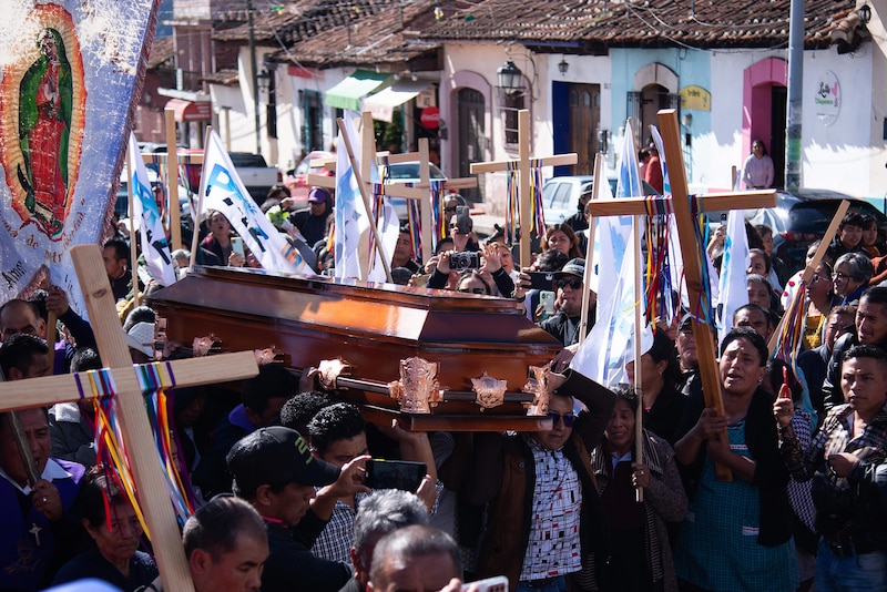 Personas asisten al funeral del sacerdote Marcelo Pérez Pérez durante su este domingo, en el municipio de San Cristobal de las Casas