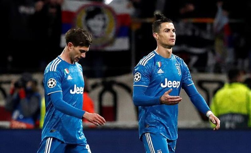 Cristiano Ronaldo y Paulo Dybala, jugadores de la Juventus, lamentan la derrota de su equipo en la Liga de Campeones