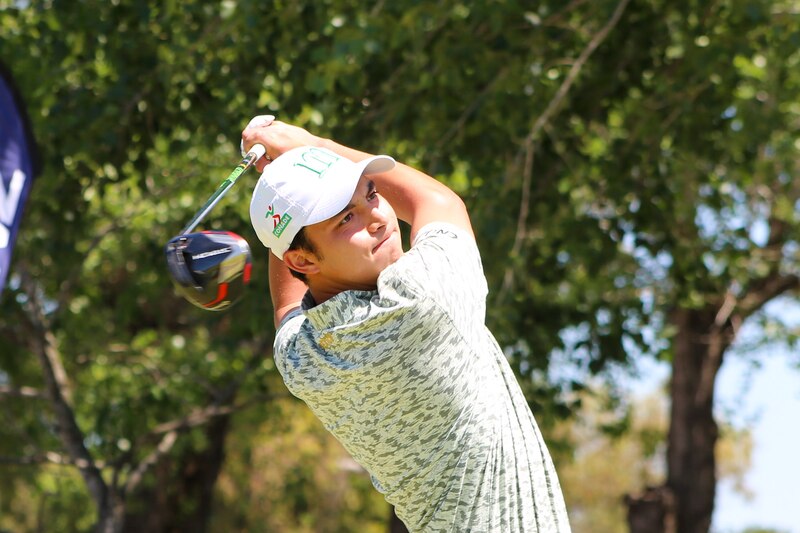 Golfista masculino joven jugando un torneo