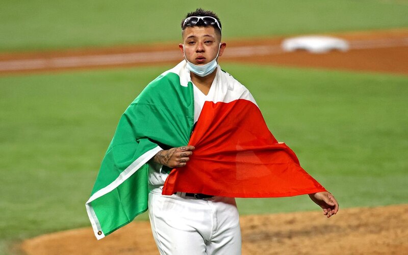 ¡Orgullo mexicano! Julio Urías, el pitcher mexicano de Los Angeles Dodgers, celebra la victoria de su equipo en la Serie Mundial 2020.