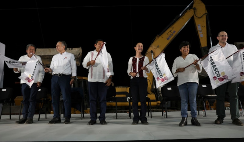 Claudia Sheinbaum colocando la primera piedra del proyecto de viviendas en Huimanguillo, Tabasco.