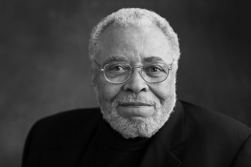 Retrato de un hombre mayor con barba y gafas