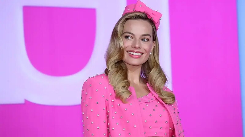 Margot Robbie deslumbra con un look rosa en la alfombra roja