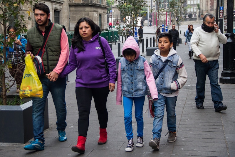 Familia caminando por la calle