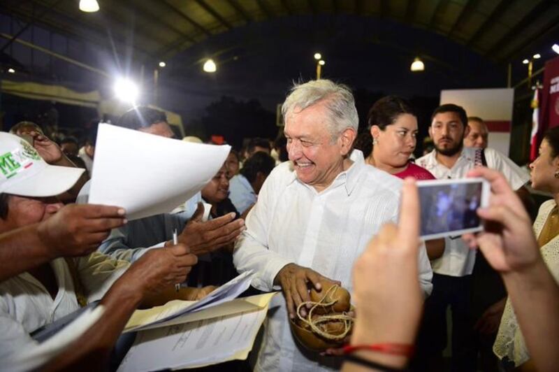El presidente López Obrador saluda a sus seguidores