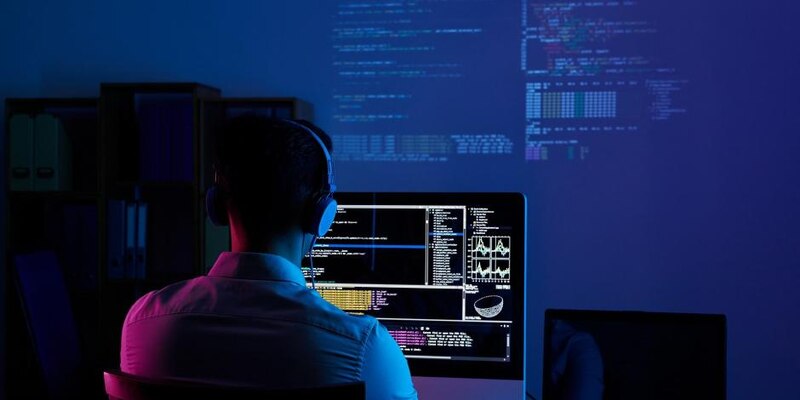 Programador trabajando en código