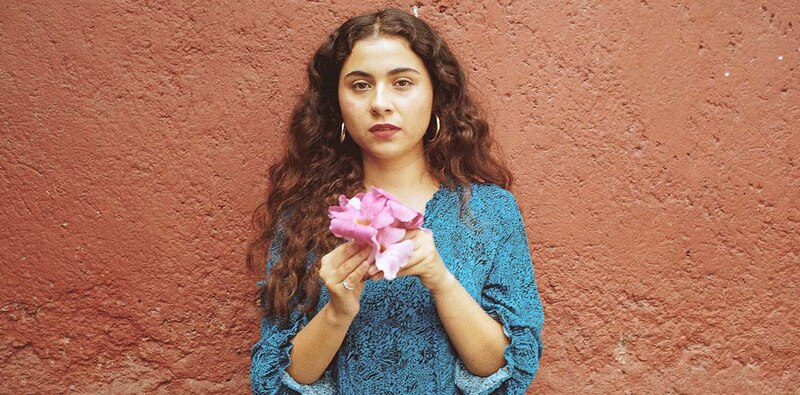 Mujer joven con flores