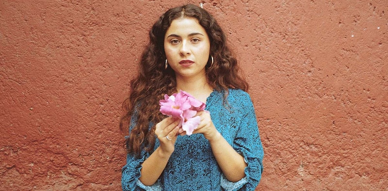 Mujer joven con flores