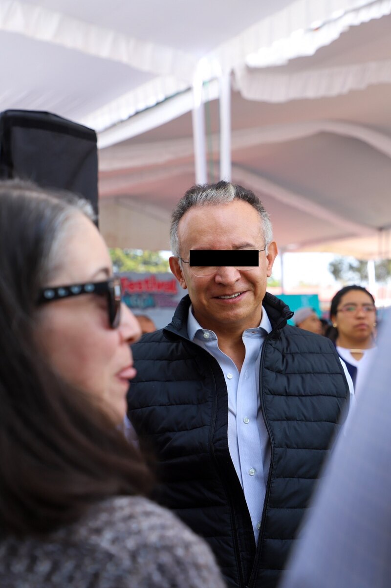 El político sonríe a la mujer