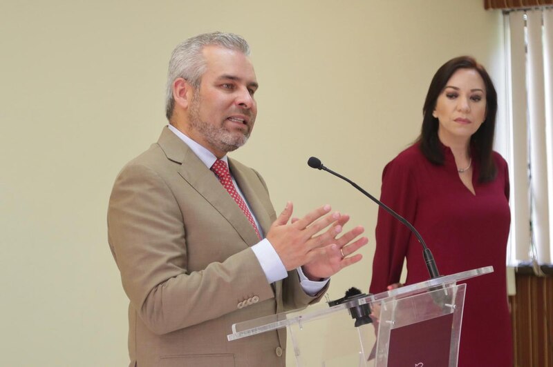 El presidente municipal de Querétaro, Luis Nava, encabeza la ceremonia de entrega de becas a estudiantes de excelencia