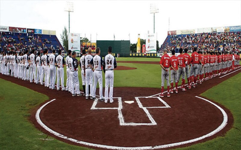 Jugadores de béisbol en el campo