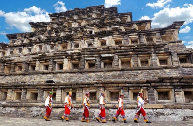 Danza tradicional mexicana frente a la pirámide de Chichén Itzá