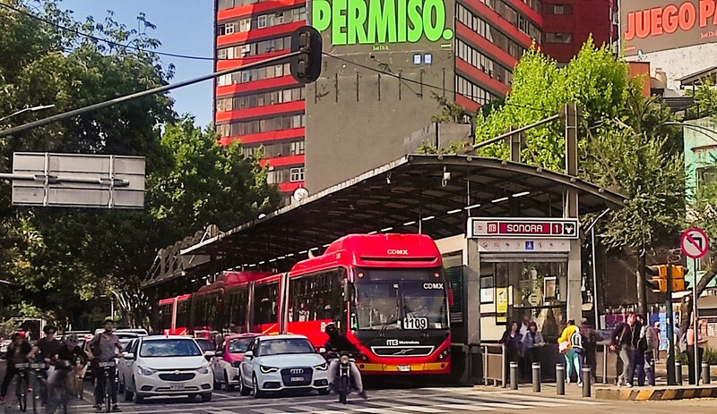 Día soleado en la Avenida de los insurgentes en la colonia Condesa de la alcaldía Cuauhtémoc. La gente viene y va en la Ciudad.