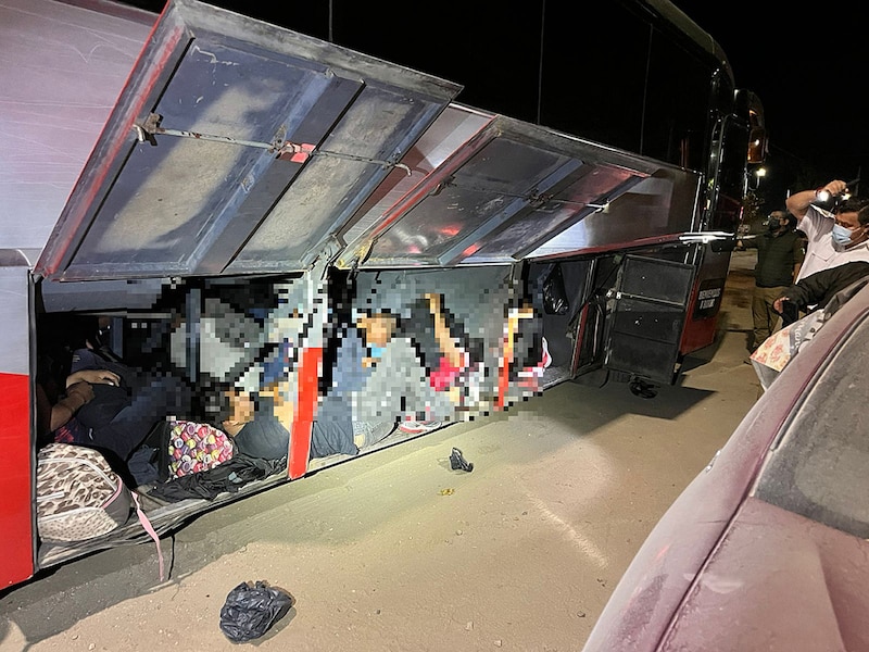 Inmigrantes hacinados en un autobús