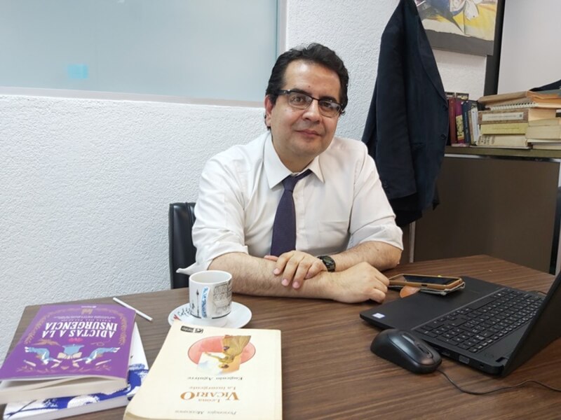 El profesor universitario da una clase sobre la insurgencia
