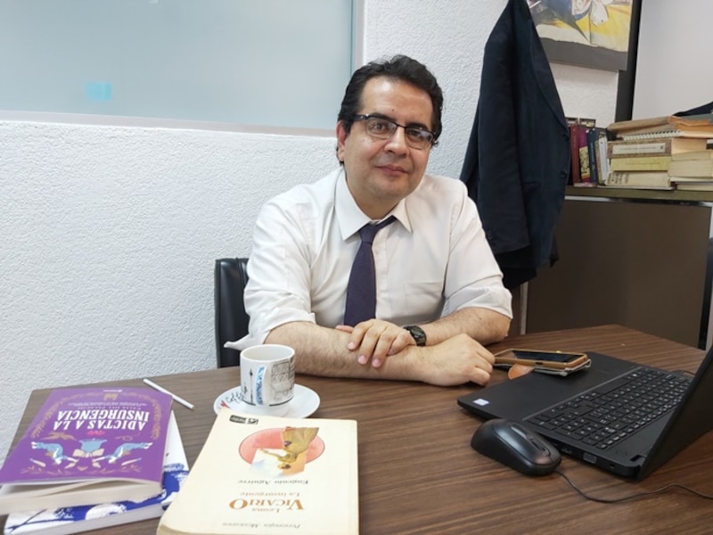 El profesor universitario da una clase sobre la insurgencia