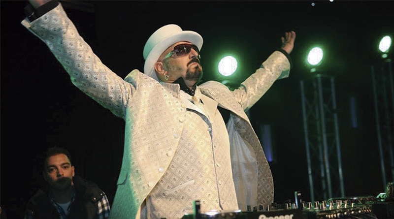 DJ tocando en una fiesta