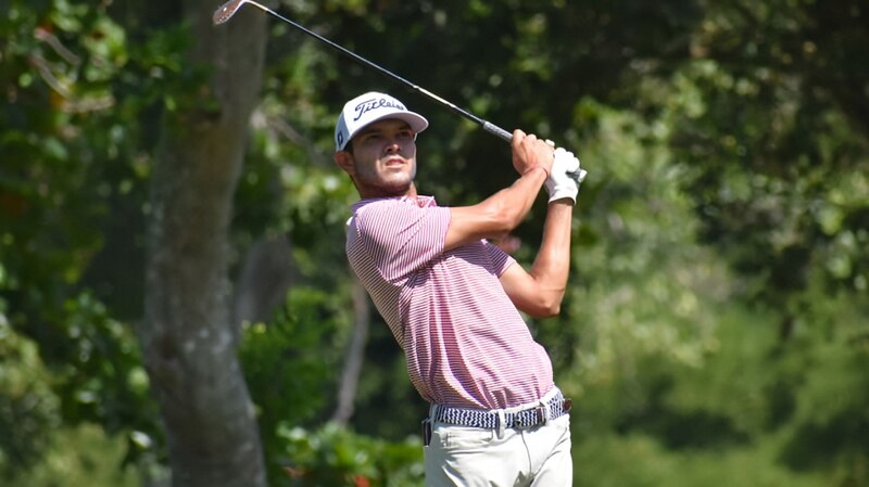 Golfista masculino joven jugando un torneo